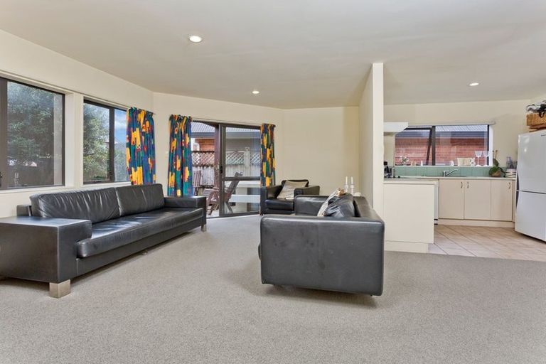 Photo of property in 37 Fields Parade, Oteha, Auckland, 0632