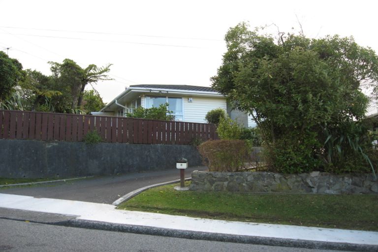 Photo of property in 8 Link Road, Newlands, Wellington, 6037