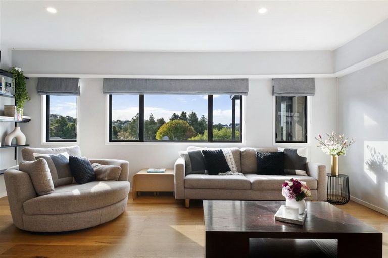 Photo of property in 1/52 Pupuke Road, Hillcrest, Auckland, 0627