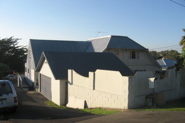Photo of property in 2/549 Glenfield Road, Glenfield, Auckland, 0629