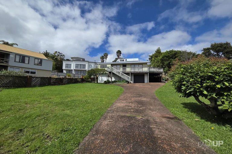 Photo of property in 2/4 Louise Place, Browns Bay, Auckland, 0630