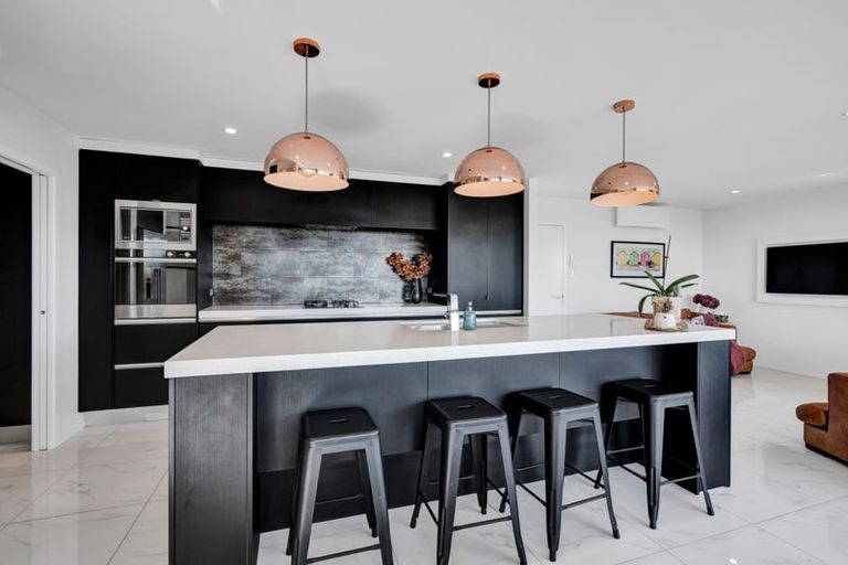 Photo of property in 4 Vardon Way, Waiwhakaiho, New Plymouth, 4312