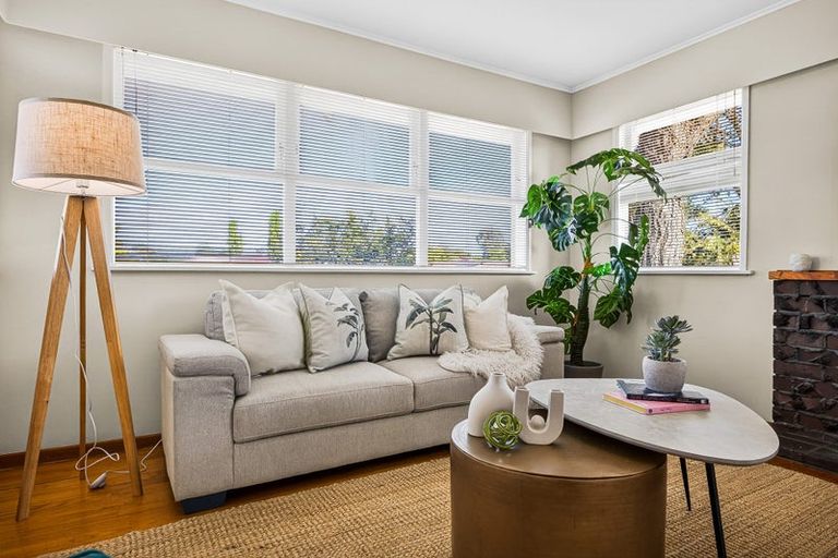 Photo of property in 12 Firle Place, Green Bay, Auckland, 0604