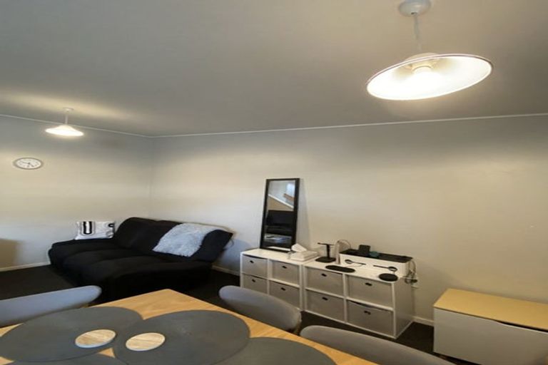 Photo of property in 21f8 Collins Avenue, Tawa, Wellington, 5028