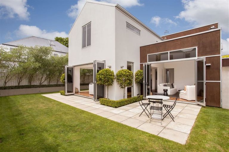 Photo of property in 43 Hawkesbury Avenue, St Albans, Christchurch, 8014