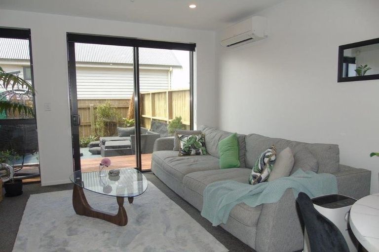 Photo of property in 62u3 Spenmoor Street, Newlands, Wellington, 6037