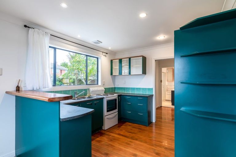 Photo of property in 12 Taipari Road, Te Atatu Peninsula, Auckland, 0610