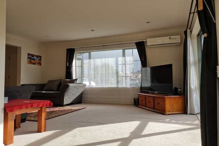 Photo of property in 17 Hillwell Drive, Henderson, Auckland, 0612