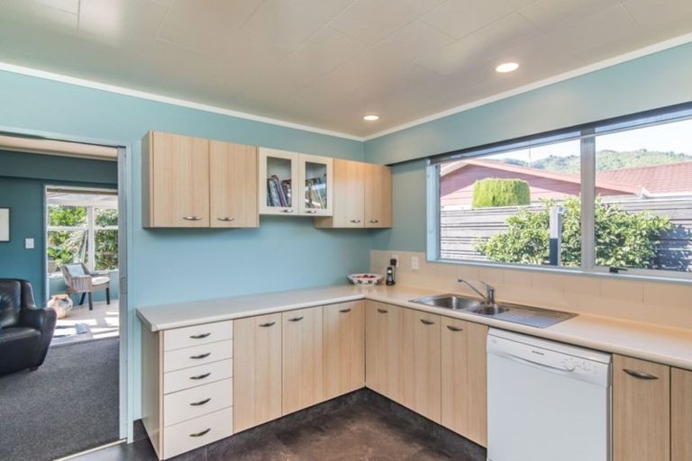 Photo of property in 3 Rewarewa Crescent, Waikanae, 5036