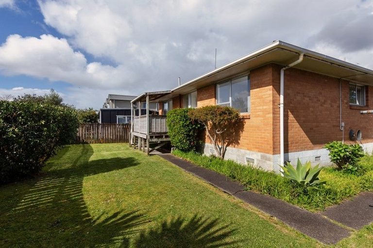 Photo of property in 2/185 Henderson Valley Road, Henderson, Auckland, 0612