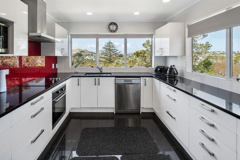 Photo of property in 6 Tree Top Lane, Paparangi, Wellington, 6037