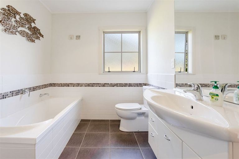 Photo of property in 135c Hutchinson Road, Helensville, 0875