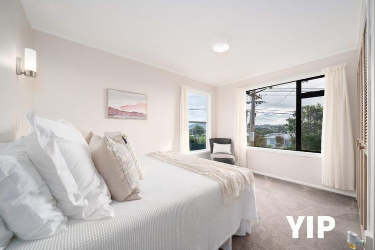 Photo of property in 2 Griffiths Grove, Newlands, Wellington, 6037
