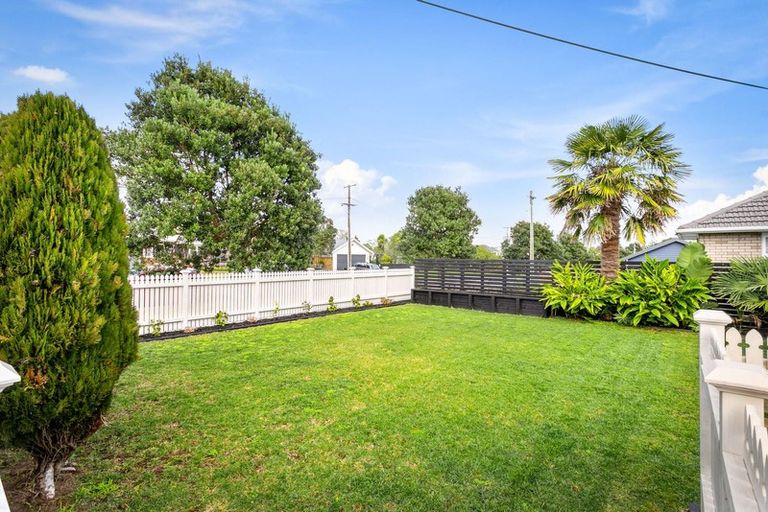 Photo of property in 28 Rewarewa Road, Te Atatu Peninsula, Auckland, 0610