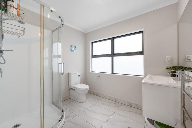 Photo of property in 2 Lumbarda Drive, Kumeu, 0810