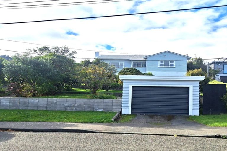 Photo of property in 11 Lucknow Terrace, Khandallah, Wellington, 6035