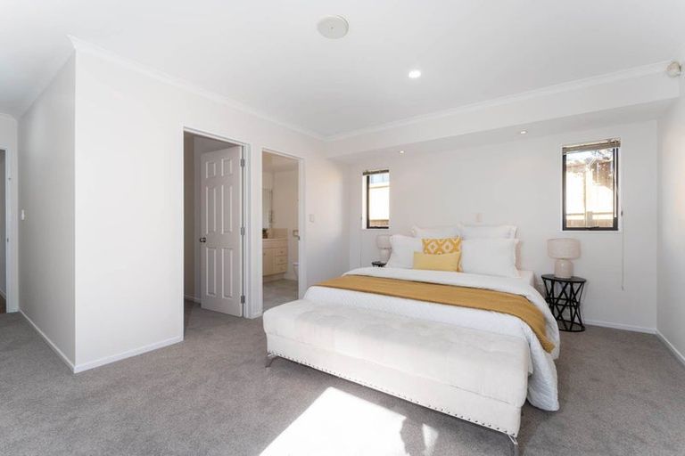 Photo of property in 17 Copplestone Place, New Lynn, Auckland, 0600