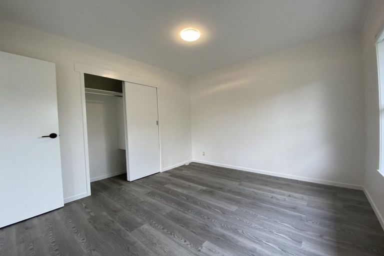 Photo of property in 1/55 Ayton Drive, Totara Vale, Auckland, 0629