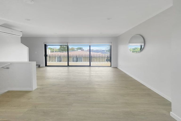 Photo of property in 3/5 Peachgrove Road, Te Atatu Peninsula, Auckland, 0610