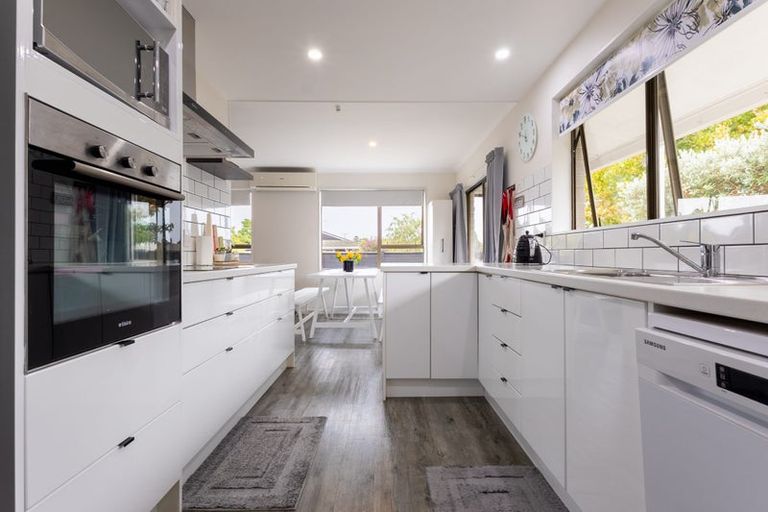 Photo of property in 34a Rewarewa Crescent, Waikanae, 5036