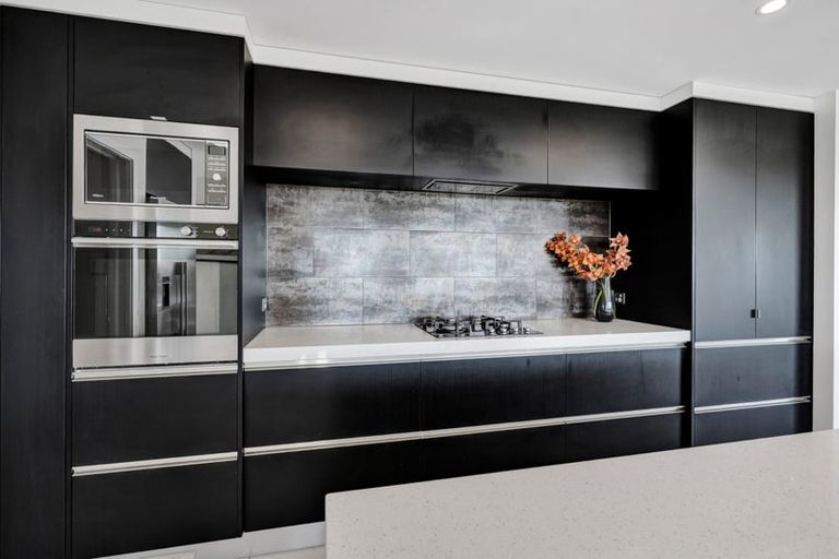 Photo of property in 4 Vardon Way, Waiwhakaiho, New Plymouth, 4312