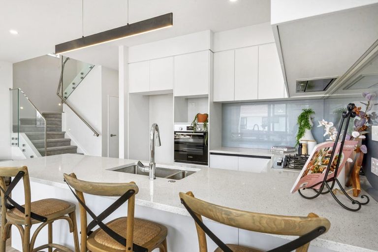 Photo of property in 49a Meadowood Drive, Unsworth Heights, Auckland, 0632