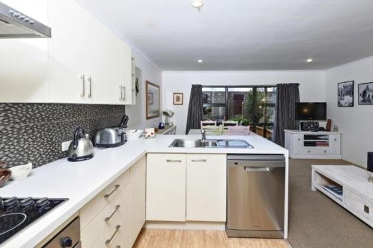 Photo of property in 9/17 Harbour View Road, Te Atatu Peninsula, Auckland, 0610