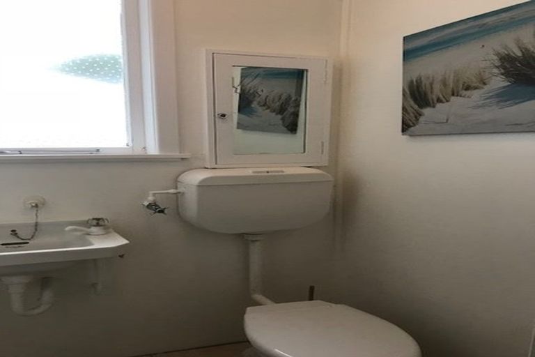 Photo of property in 22 Ferry Street, Seatoun, Wellington, 6022