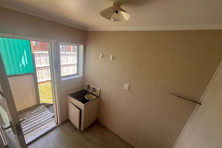 Photo of property in 2/8 Darlington Place, Glendene, Auckland, 0602