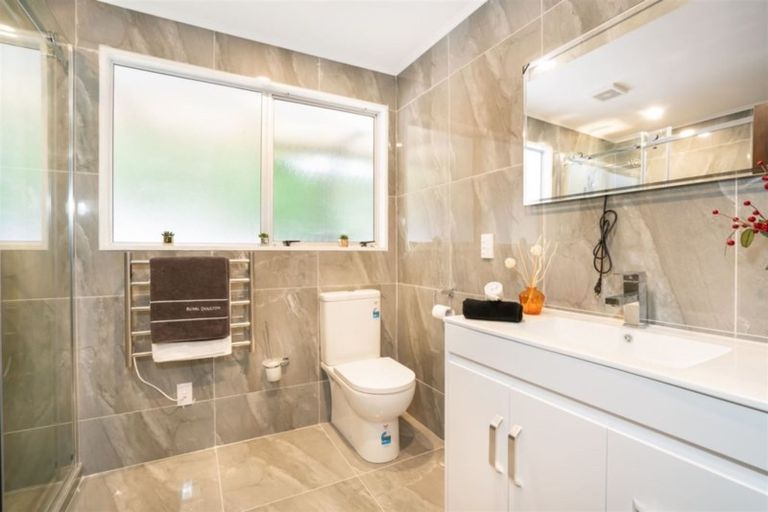 Photo of property in 56 Donovan Avenue, Massey, Auckland, 0614