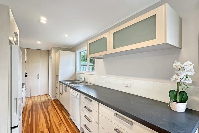 Photo of property in 6 Salford Street, Newlands, Wellington, 6037