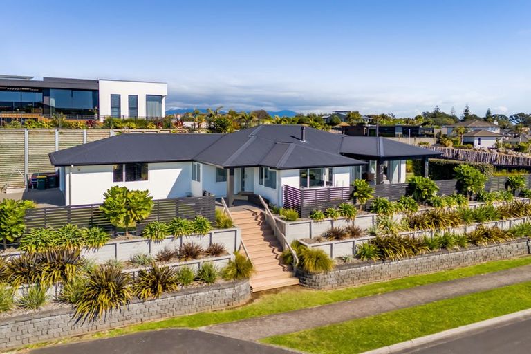 Photo of property in 4 Vardon Way, Waiwhakaiho, New Plymouth, 4312