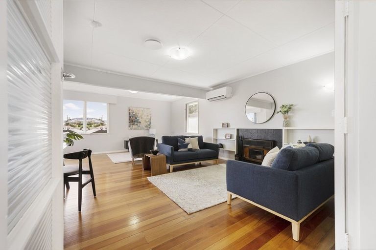 Photo of property in 61 Salford Street, Newlands, Wellington, 6037