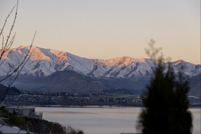 Photo of property in 10 Peregrine Place, Queenstown, 9300