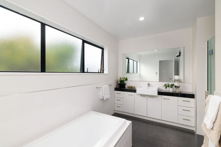 Photo of property in 22 Brockhall Lane, Avonhead, Christchurch, 8042