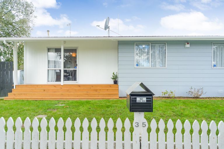 Photo of property in 35 Suzanne Grove, Kelvin Grove, Palmerston North, 4414