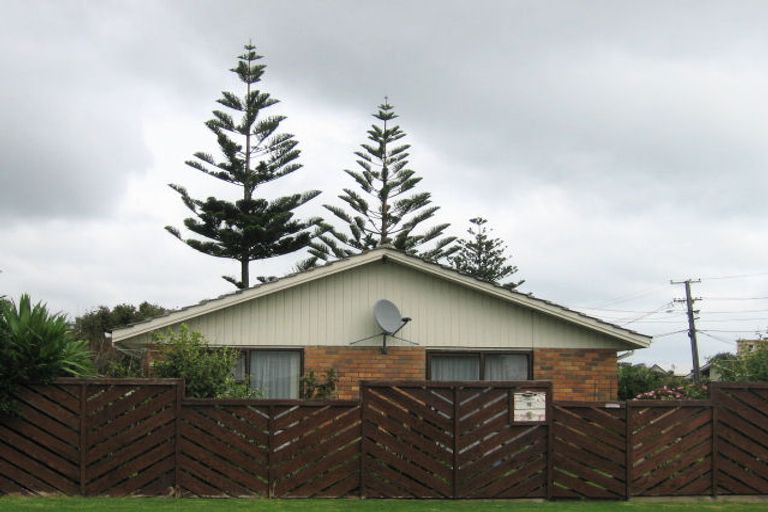 Photo of property in 1/12 Ocean Road, Paraparaumu Beach, Paraparaumu, 5032