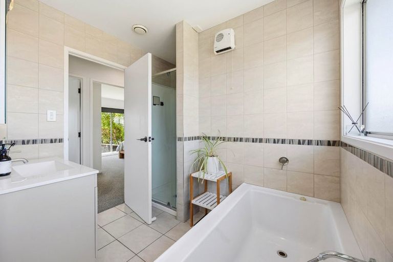 Photo of property in 5 Harford Place, Pakuranga Heights, Auckland, 2010