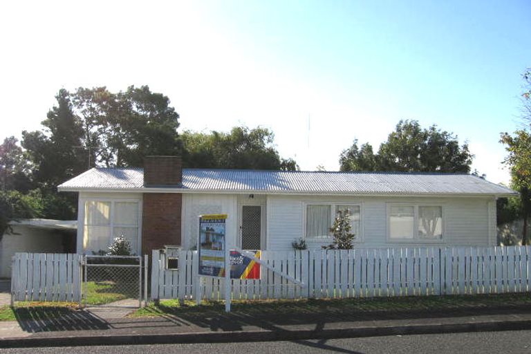 Photo of property in 1 Dolan Place, New Lynn, Auckland, 0600