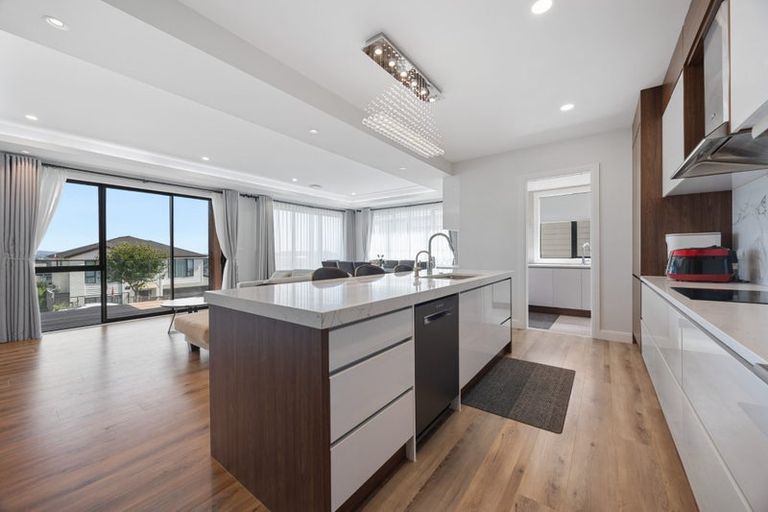 Photo of property in 2 Drumnaconagher Road, Flat Bush, Auckland, 2019