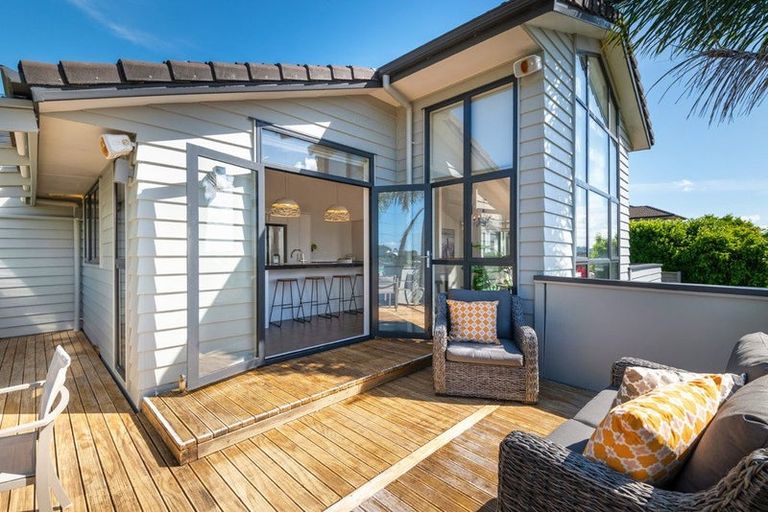 Photo of property in 15 Seagate Place, Red Beach, 0932