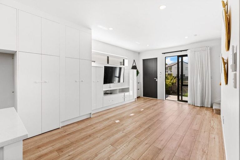 Photo of property in 4a Trengove Place, West Harbour, Auckland, 0618