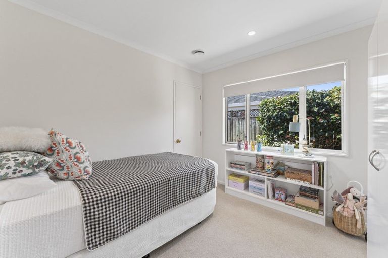 Photo of property in 2 Fairview Terrace, Waipahihi, Taupo, 3330
