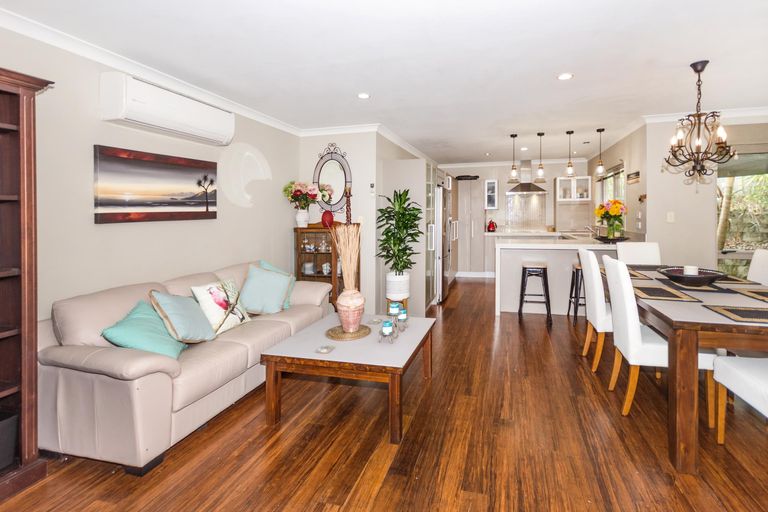 Photo of property in 37 Ina Ville Drive, Pukekohe, 2120