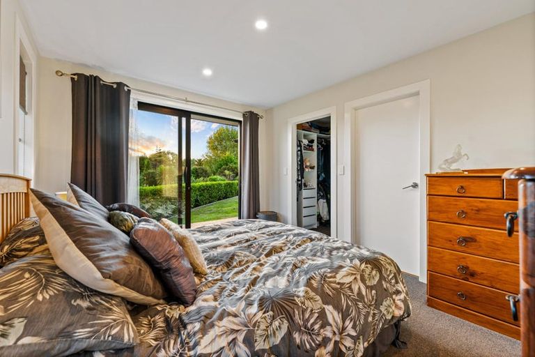 Photo of property in 13 Vogwill Road, Kumeu, 0810