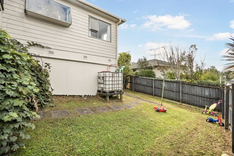 Photo of property in 15 Loughanure Place, Massey, Auckland, 0614