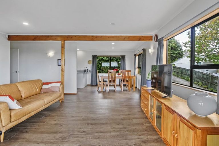 Photo of property in 1/254 Sturges Road, Henderson, Auckland, 0612