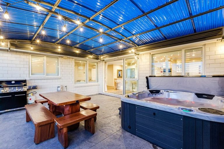 Photo of property in 86 Queen Charlotte Drive, Aotea, Porirua, 5024