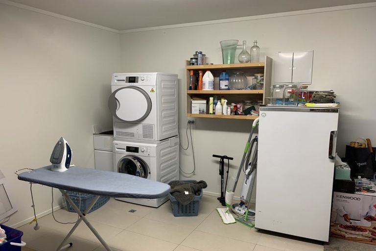 Photo of property in 220 Queens Drive, Lyall Bay, Wellington, 6022