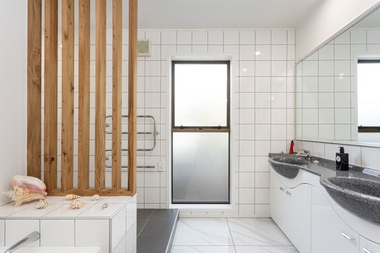 Photo of property in 215 Bay View Road, Saint Clair, Dunedin, 9012